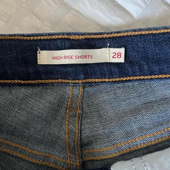 Levi’s High Rise Short - Picture 3 of 3